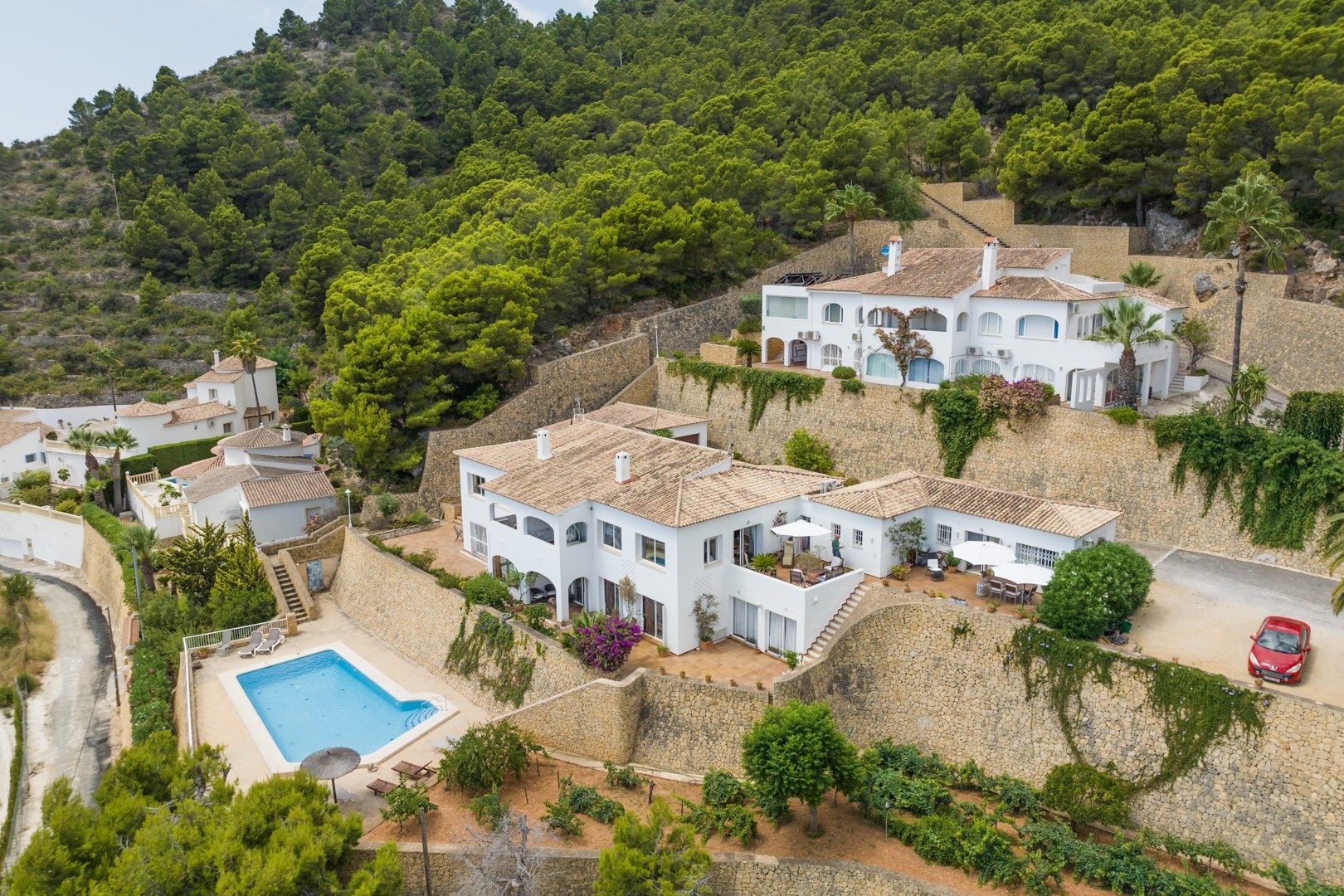 Chalet adosado con impresionantes vistas panorámicas al mar y a la majestuosa montaña del Peñón de Ifach.