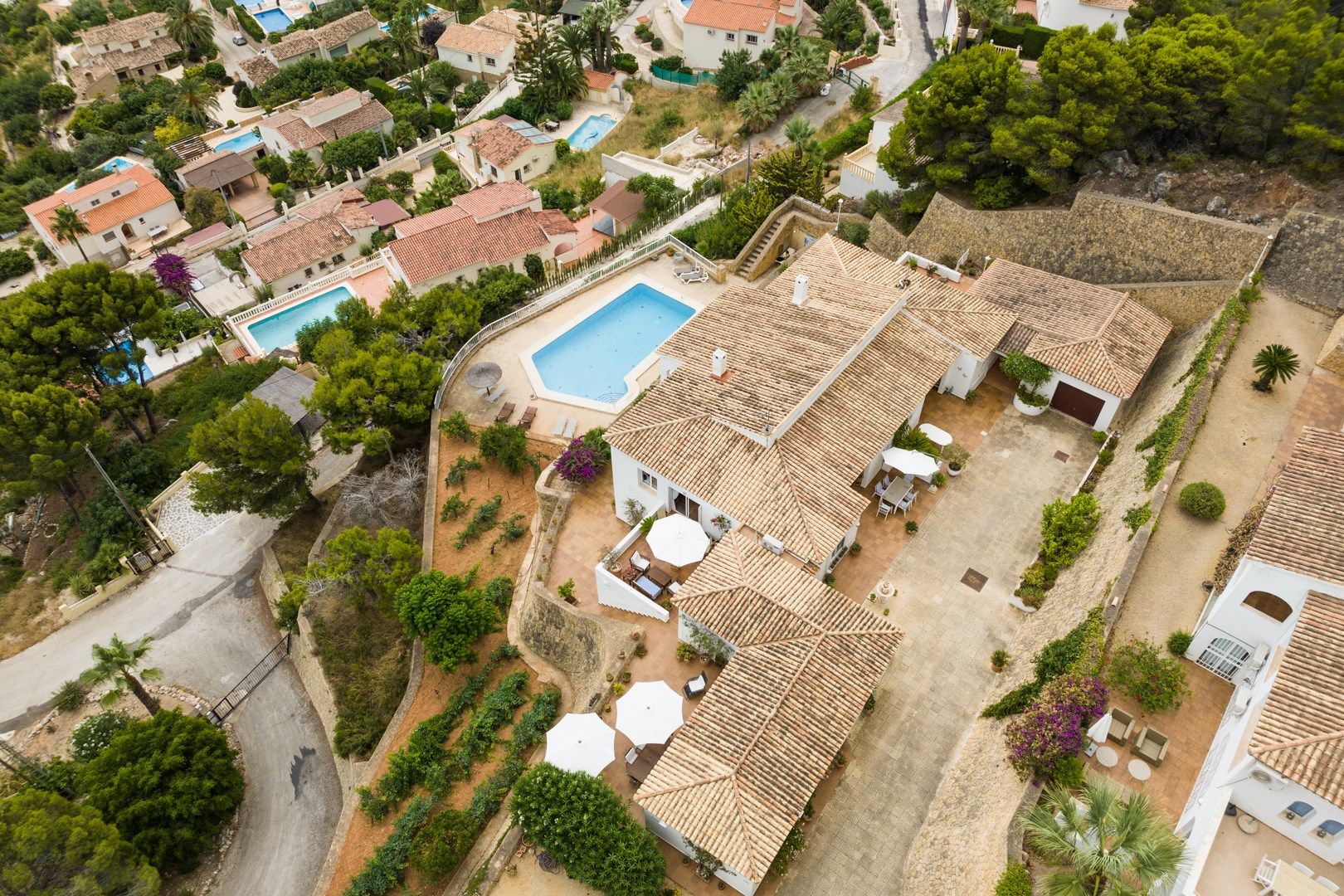 Chalet adosado con impresionantes vistas panorámicas al mar y a la majestuosa montaña del Peñón de Ifach.