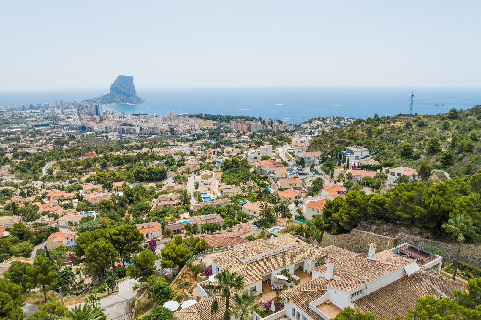 Chalet adosado con impresionantes vistas panorámicas al mar y a la majestuosa montaña del Peñón de Ifach.