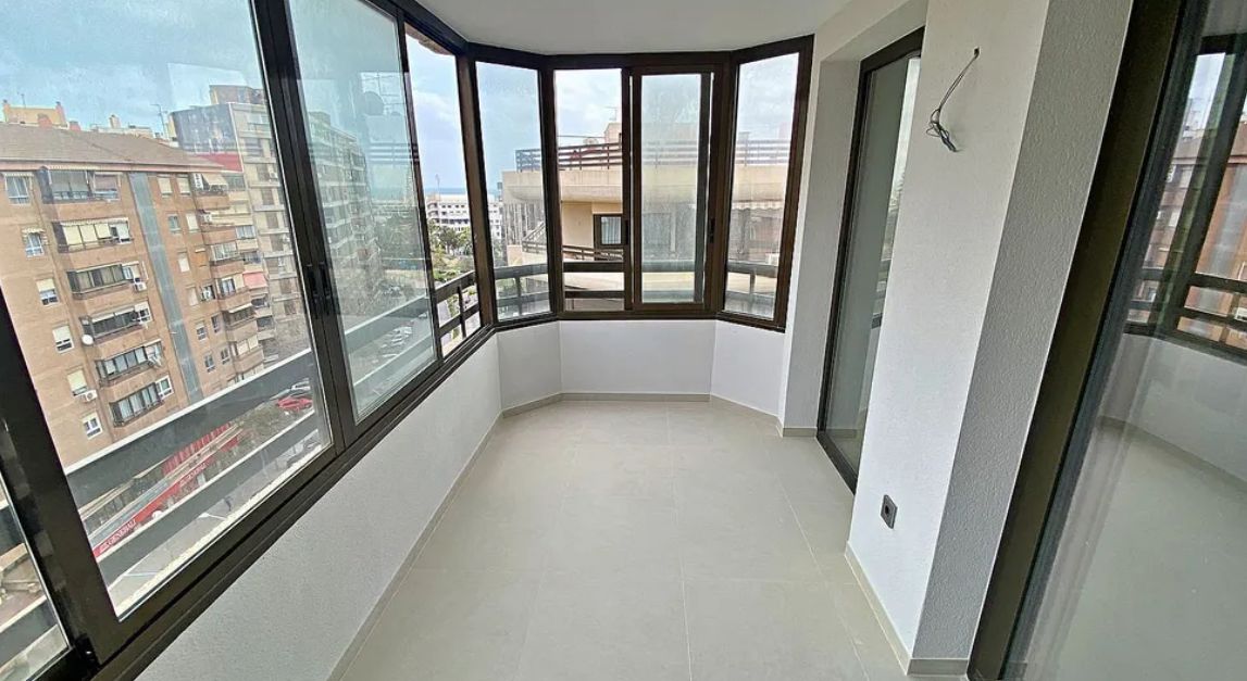 Piso con vistas directas al mar y al puerto de Alicante
