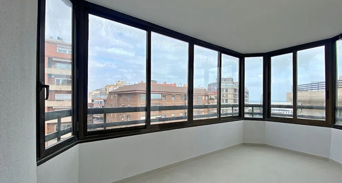 Piso con vistas directas al mar y al puerto de Alicante