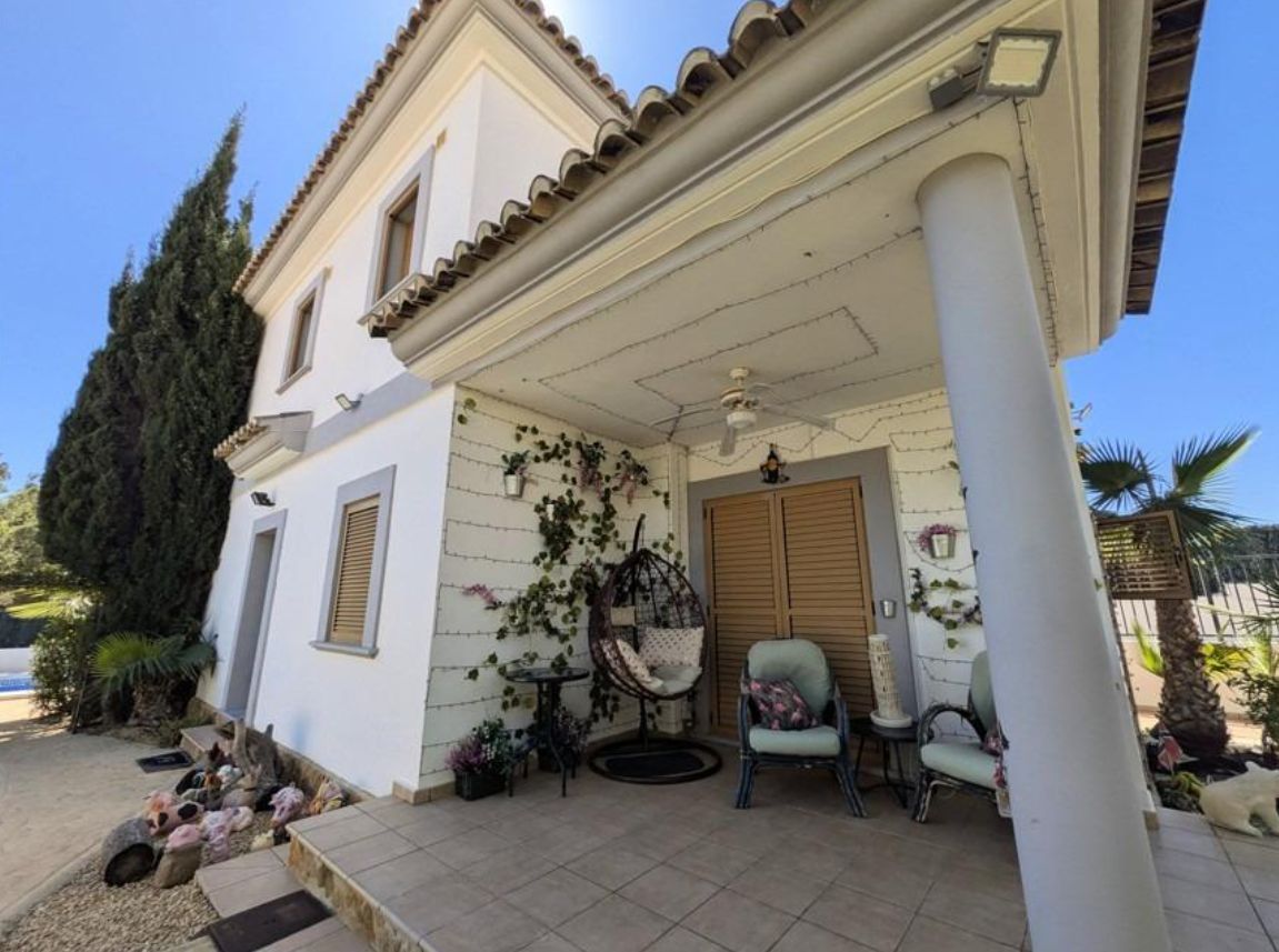 Finestrat. Casa con piscina y parcela