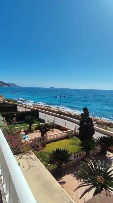 Casa en la playa con vistas al mar.