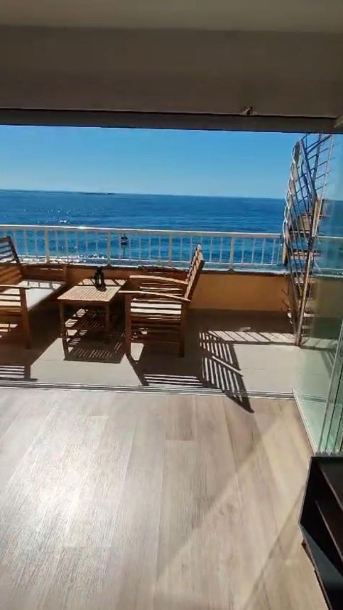 Casa en la playa con vistas al mar.