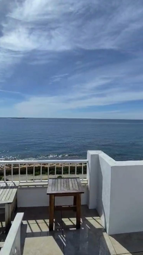 Casa en la playa con vistas al mar.