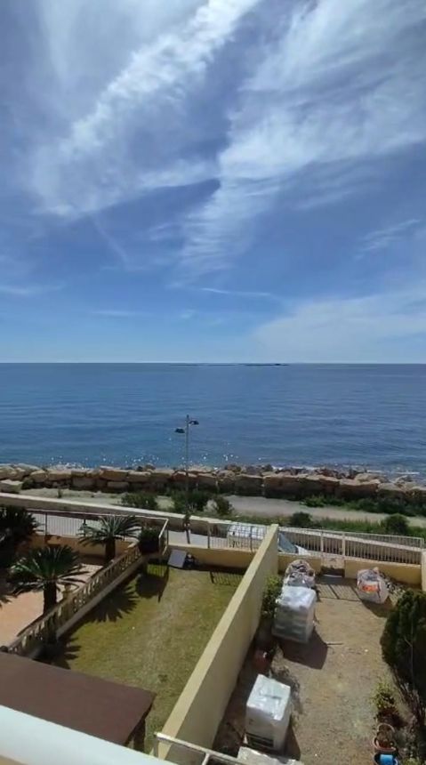 Casa en la playa con vistas al mar.