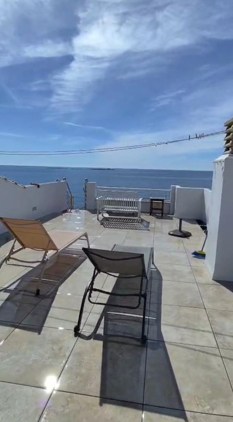 Casa en la playa con vistas al mar.