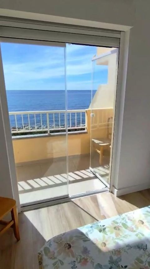 Casa en la playa con vistas al mar.
