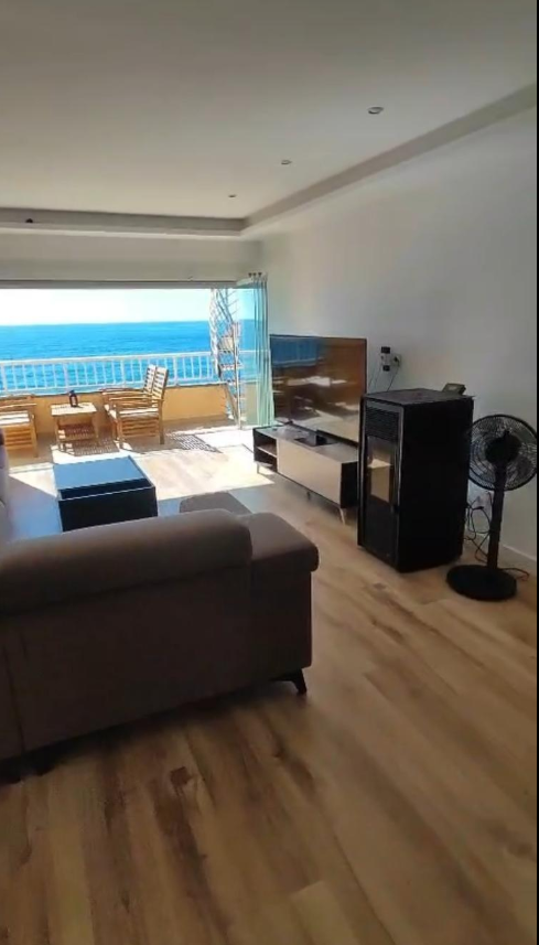 Casa en la playa con vistas al mar.