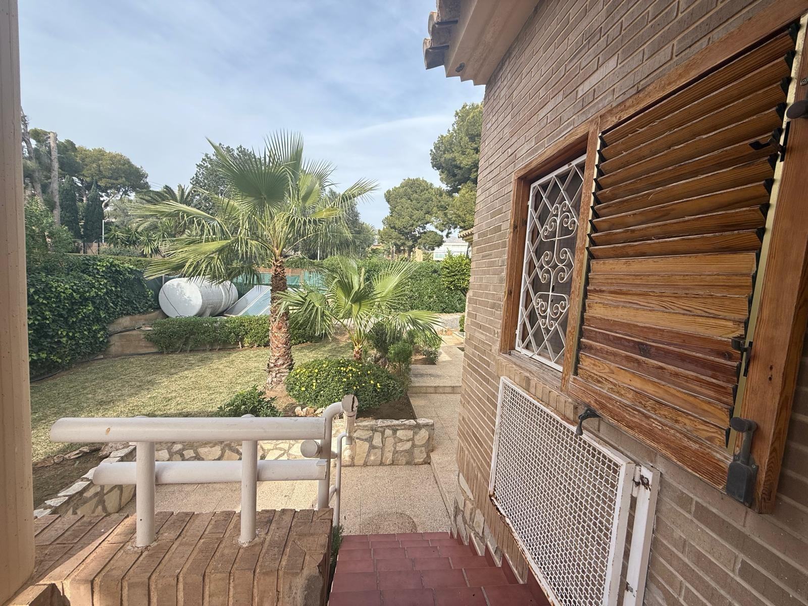 CASA INDEPENDIENTE EN PUEBLO LEVANTE