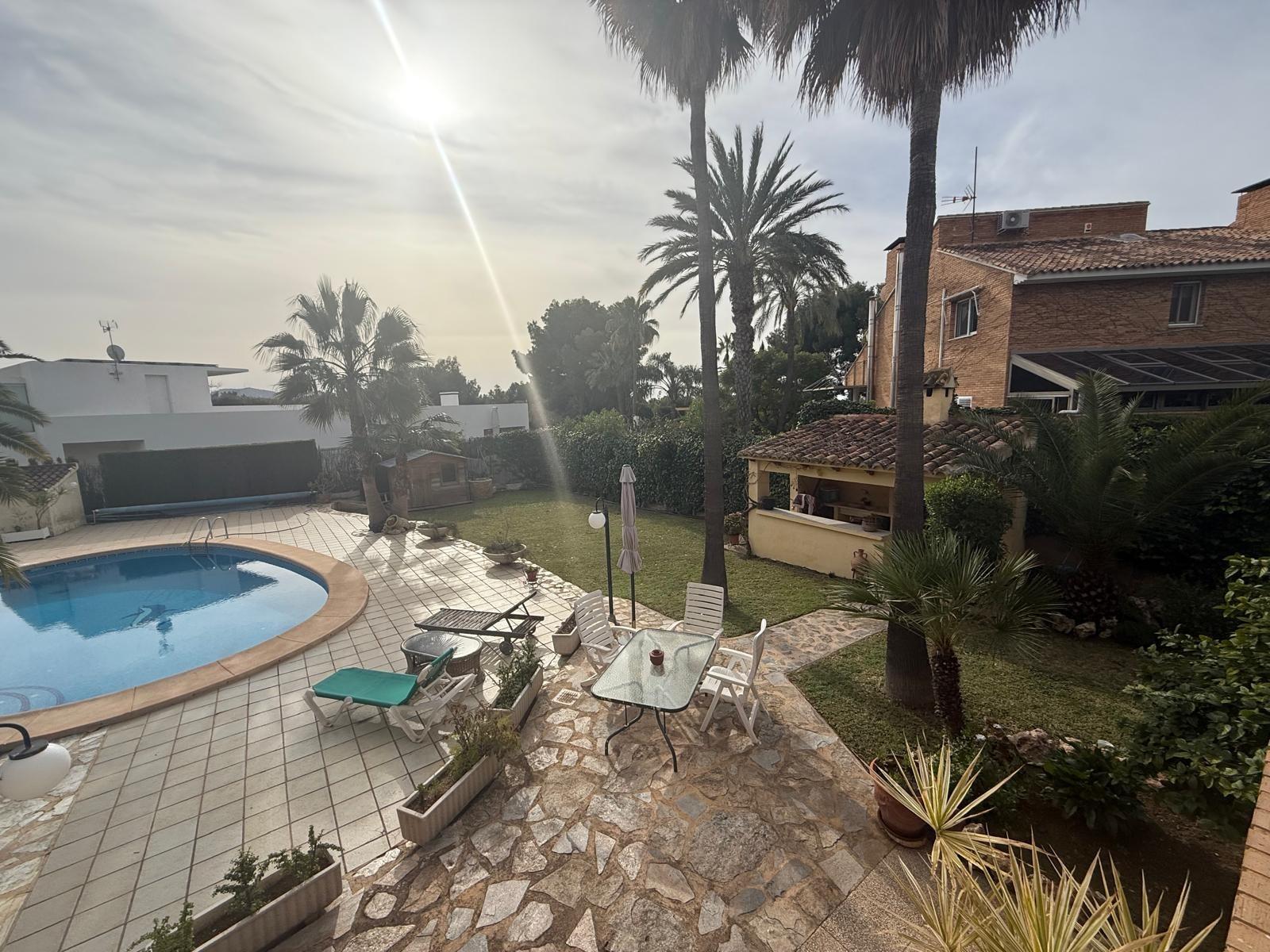 CASA INDEPENDIENTE EN PUEBLO LEVANTE