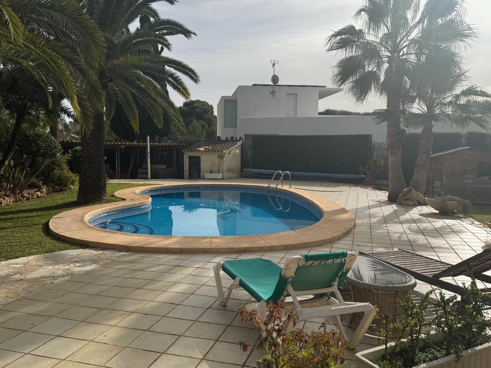 CASA INDEPENDIENTE EN PUEBLO LEVANTE