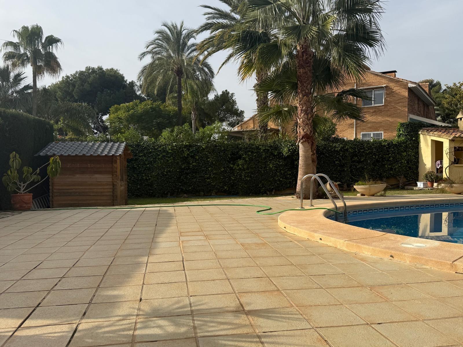 CASA INDEPENDIENTE EN PUEBLO LEVANTE