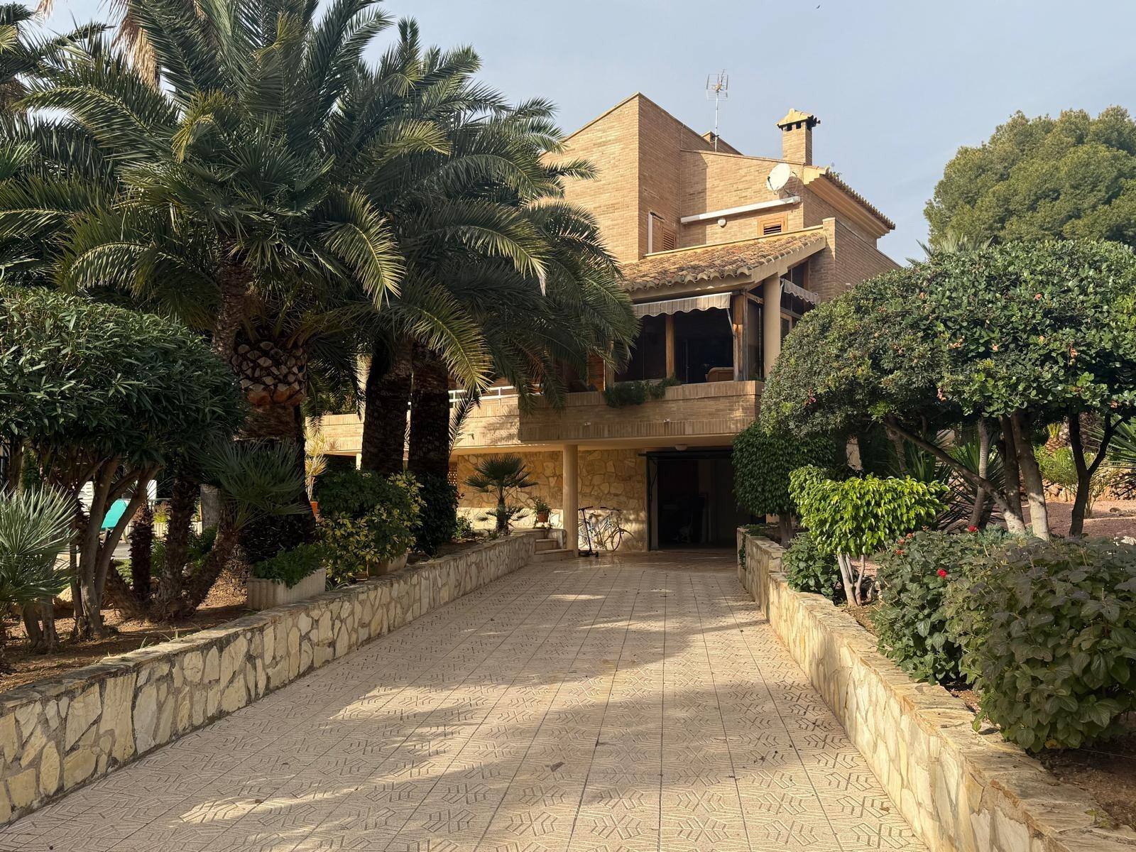 CASA INDEPENDIENTE EN PUEBLO LEVANTE