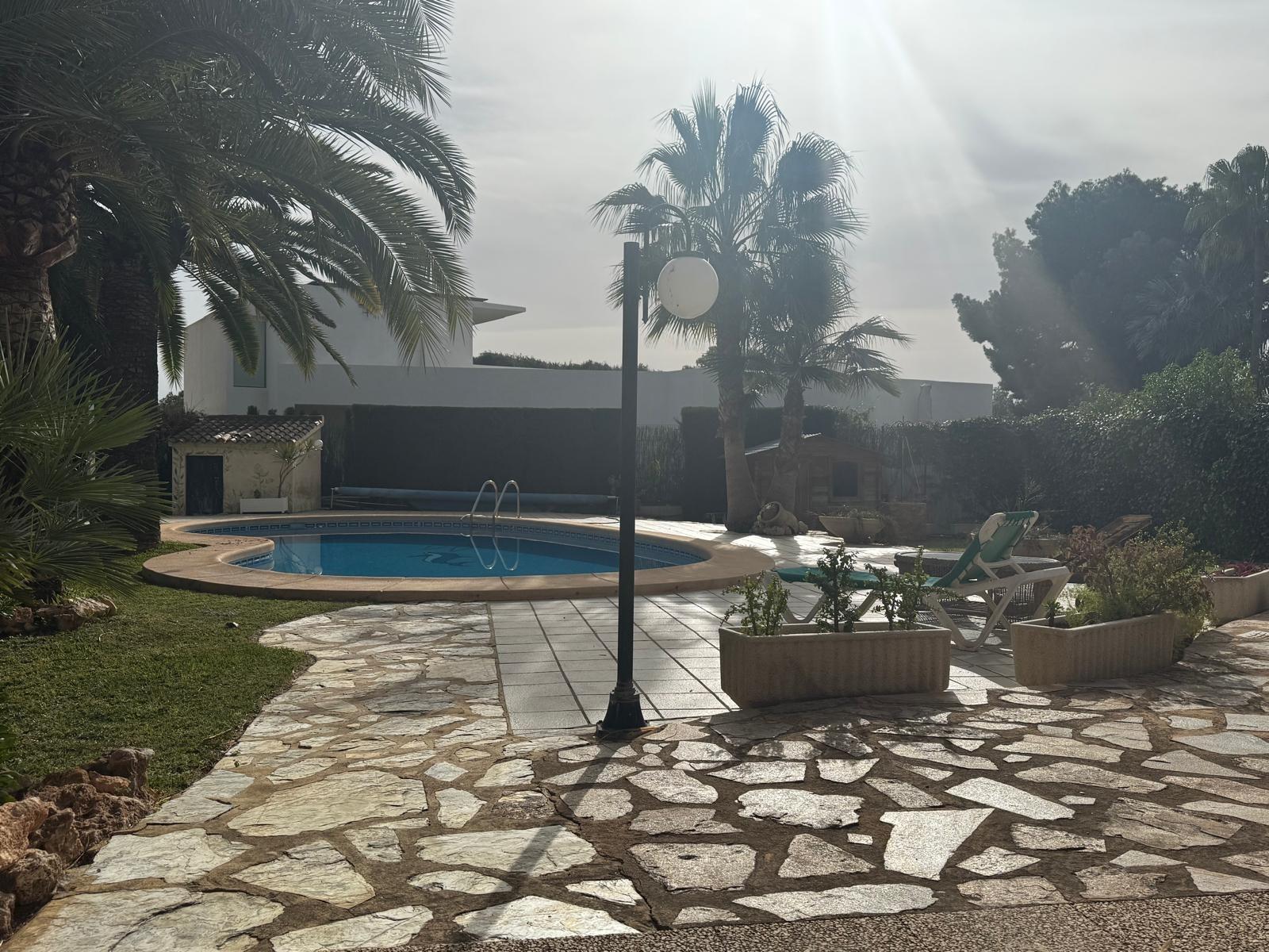 CASA INDEPENDIENTE EN PUEBLO LEVANTE