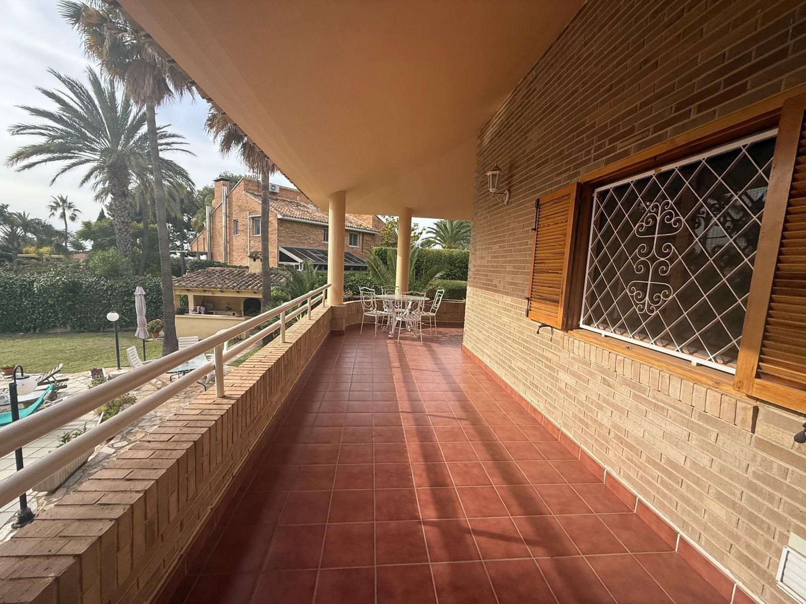 CASA INDEPENDIENTE EN PUEBLO LEVANTE