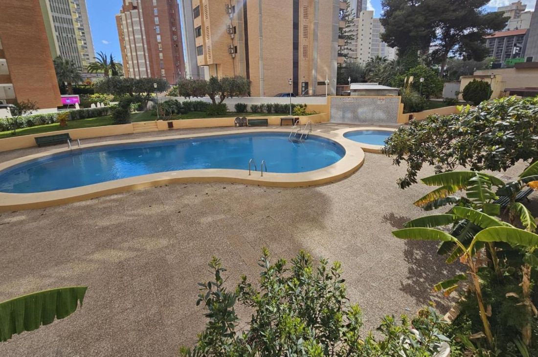 El piso está muy cerca de la playa y con parking público.