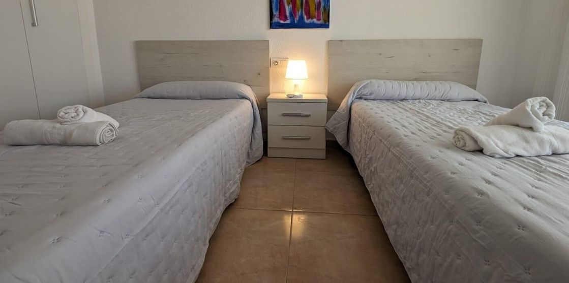 El piso está muy cerca de la playa y con parking público.