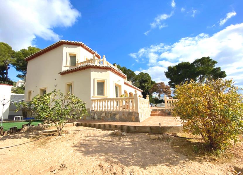 Villa met uitzicht op zee en dicht bij het strand in Benissa