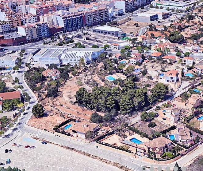 Plot in Calpe, very close to the center and services.
