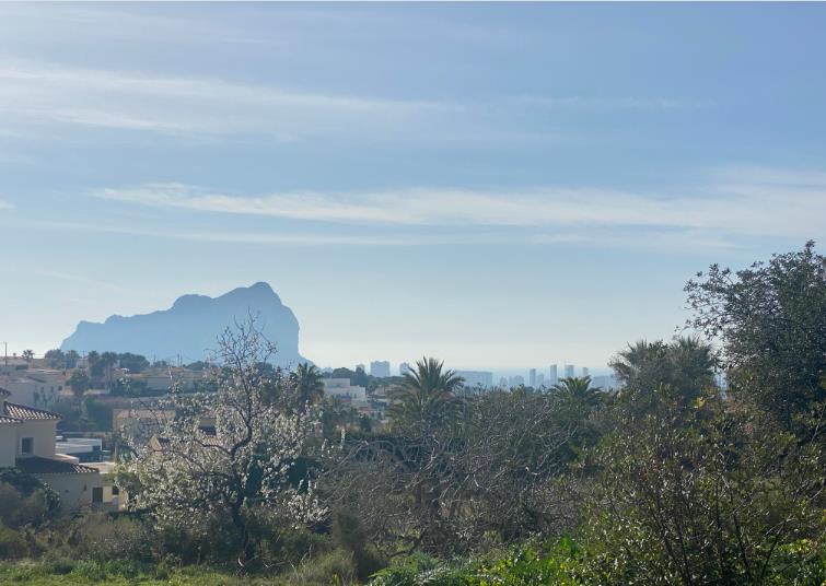 Atemberaubendes flaches Grundstück in Calpe mit Blick auf den Felsen im Süden