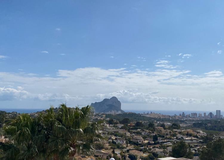 Plot with views of the sea and the cliffs, in a quiet and prestigious area of Calpe