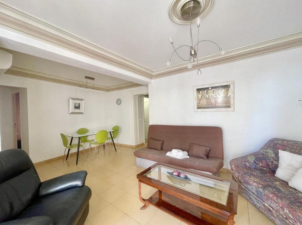 APARTMENT IN BENIDORM ON THE FIRST LINE OF LEVANTE BEACH.