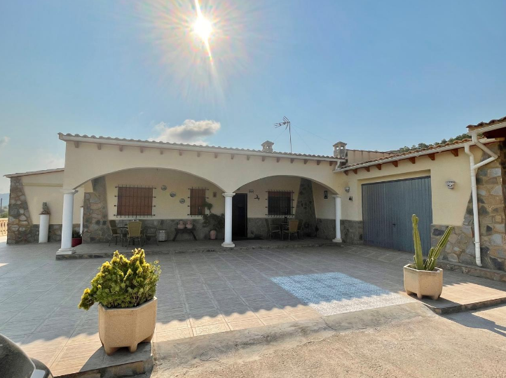 Casa en Relleu con una gran parcela