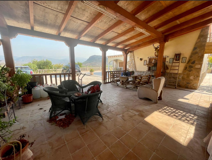 Casa en Relleu con una gran parcela