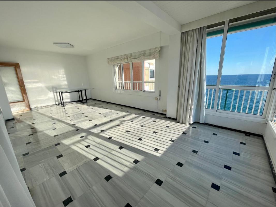 Apartment on the first line of the Levante beach, Benidorm