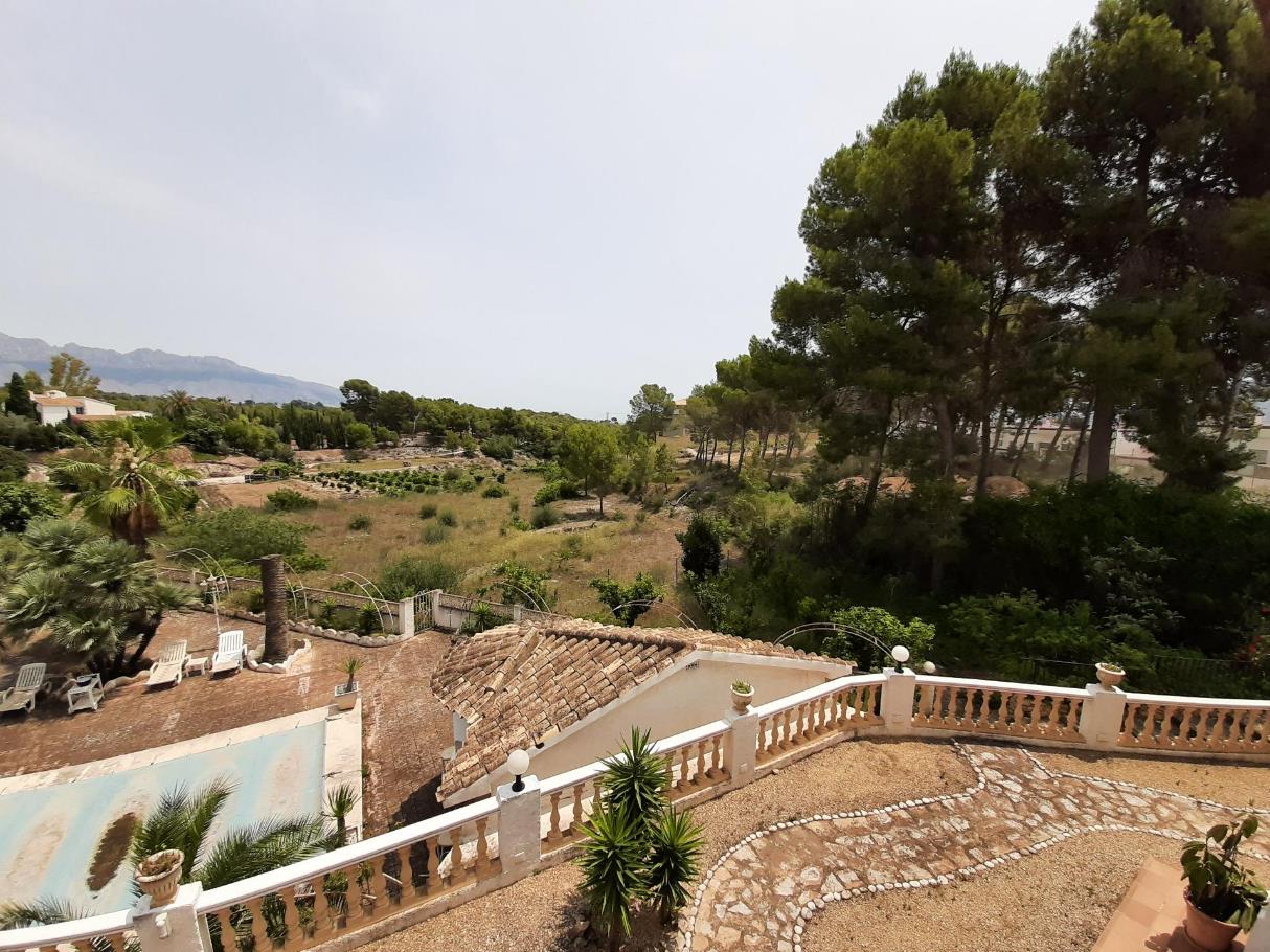 Stor villa i Alfas del Pi med utsikt over bukten Albir
