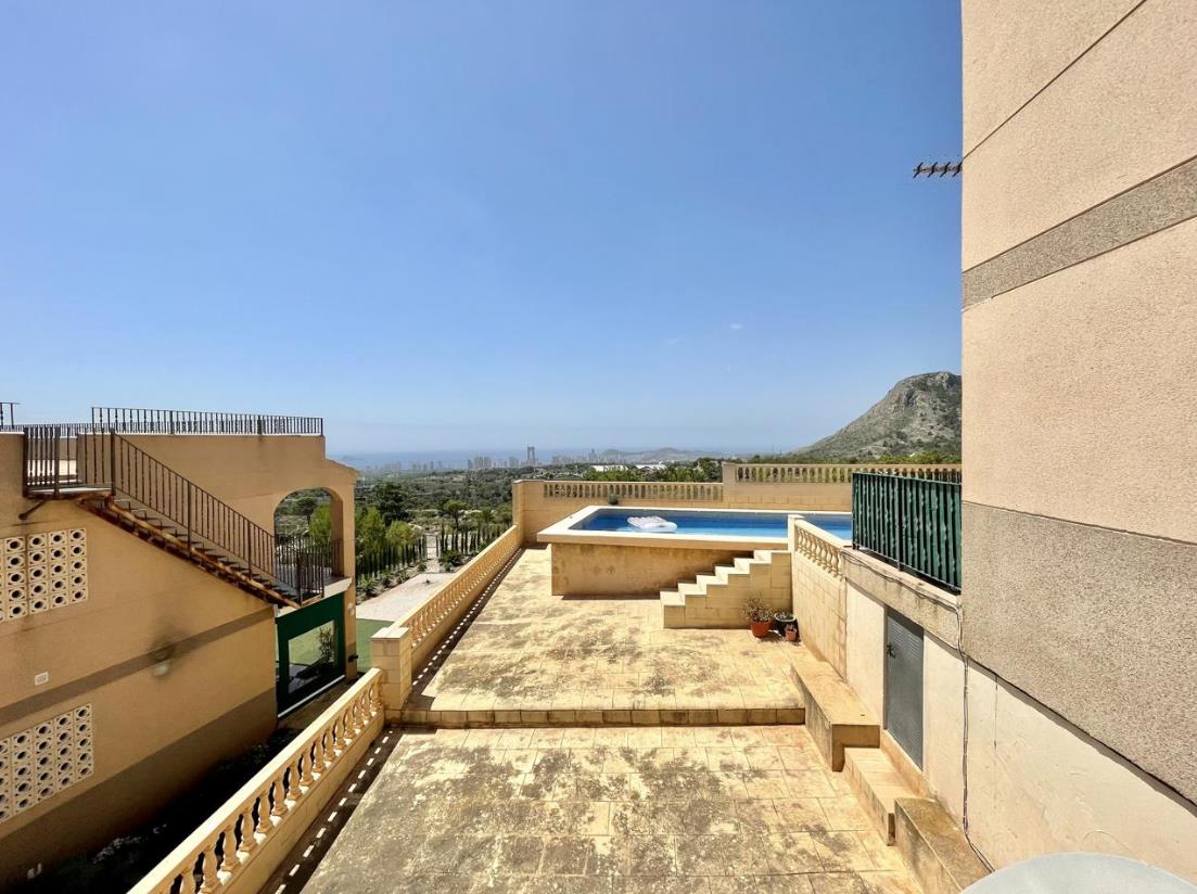 Vrijstaande villa met zwembad en uitzicht op zee in La Nucia