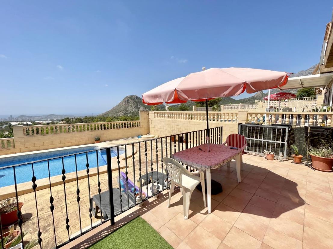 Detached villa with pool and sea views in La Nucia