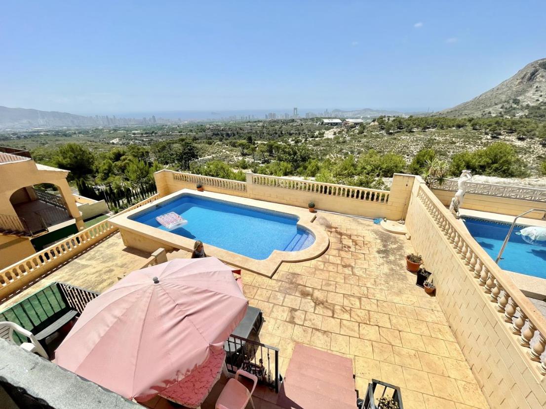 Vrijstaande villa met zwembad en uitzicht op zee in La Nucia