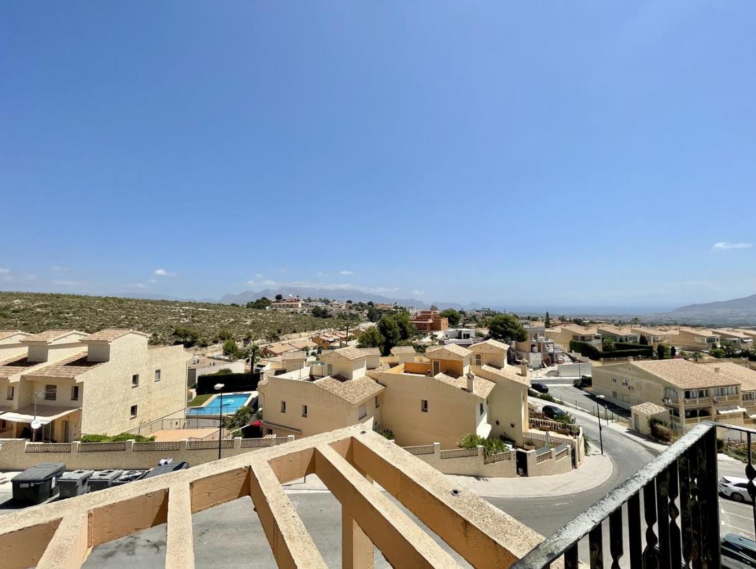 Detached villa with pool and sea views in La Nucia